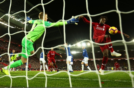 Gunners fire against Spurs, as Reds record late win over the Blues