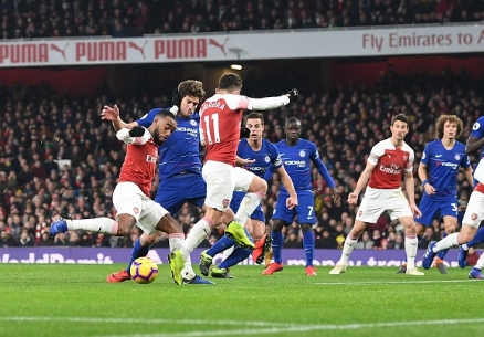 Liverpool beat Palace in a thriller, as Arsenal give Chelsea the Blues
