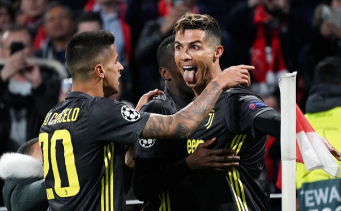 Barcelona win at Manchester United, as Ajax hold Juventus