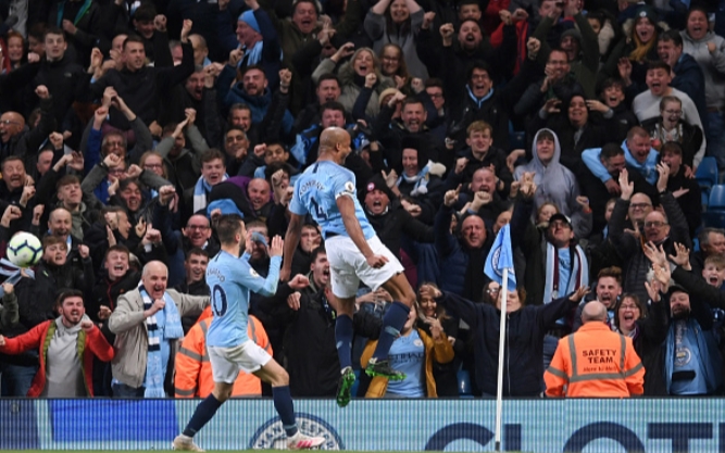 Champions scrape past Leicester to gain title edge