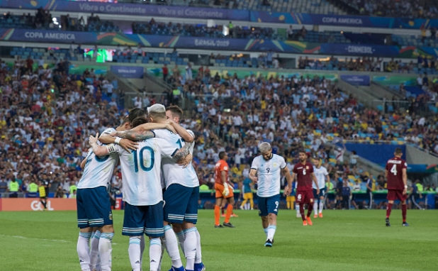 Argentina and Chile through to the last four of the Copa America