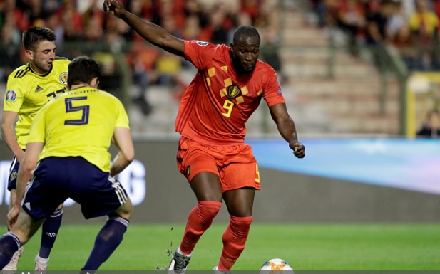 Romelu Lukaku adds fuel to reports of a summer move