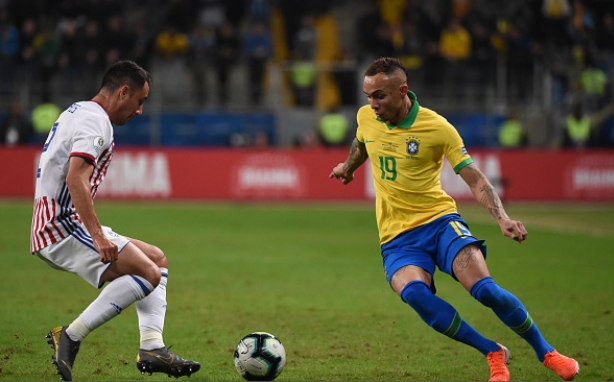 Why are Arsenal looking to sign a wide player?