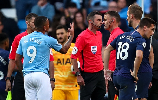 Reds scrape win at Saints, as Spurs hold the champions